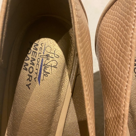Lifestride comfort vegan nude peep toe heels. Sz 8 - Picture 12 of 16
